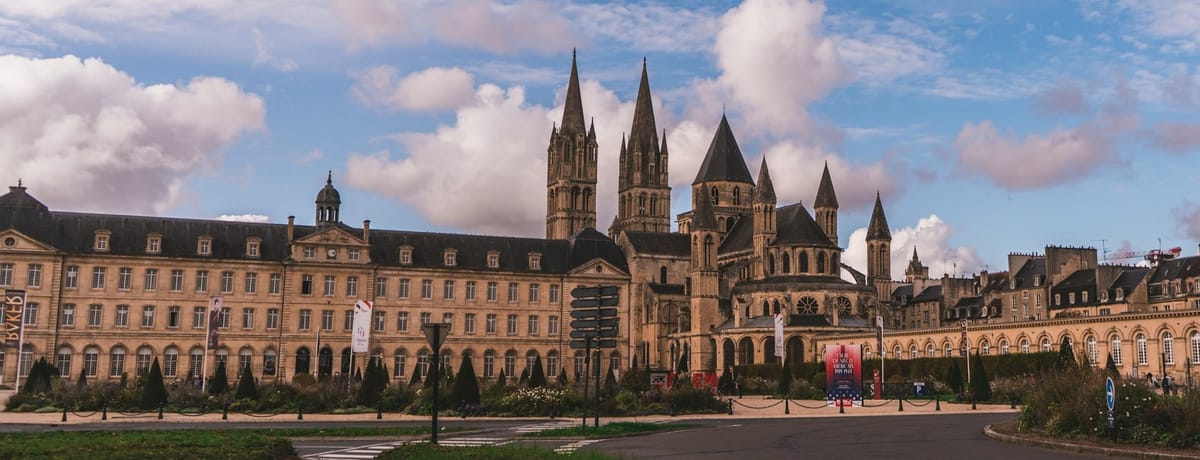 Caen surnommée la ville aux cent clochers 