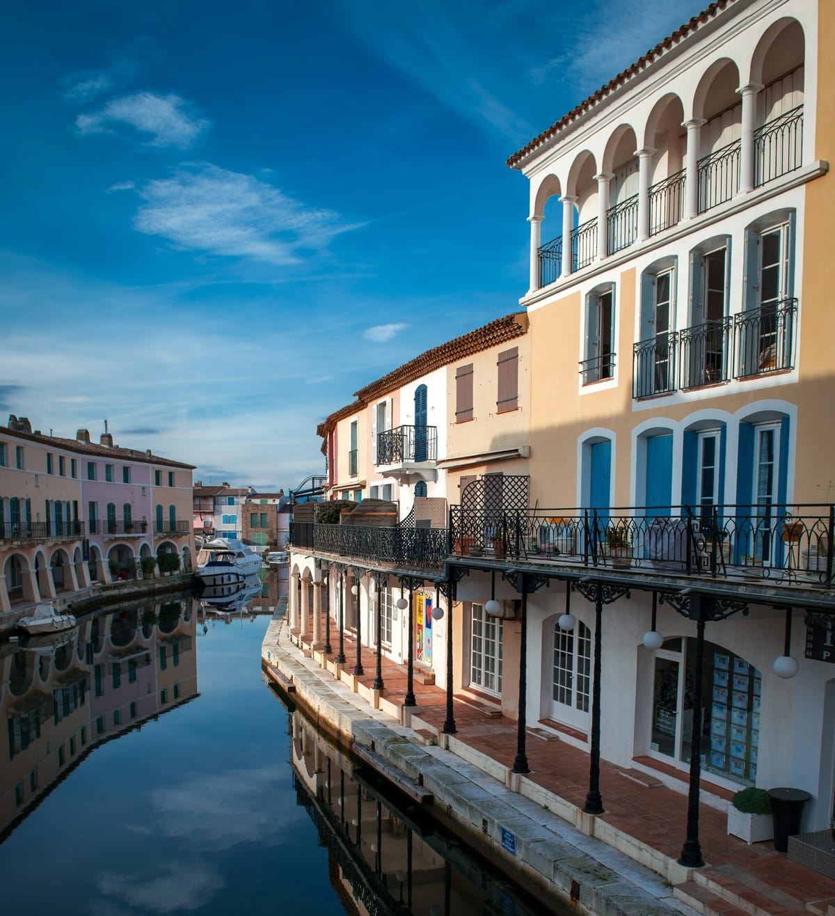 Grimaud ville située dans le Var en région Provence-Alpes-Côte-d'Azur et son célèbre port