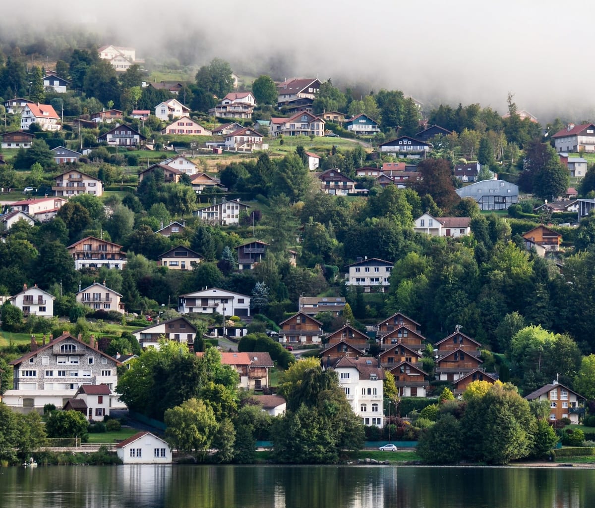 Ville de Gérardmer dans le massif des Vosges et son lac