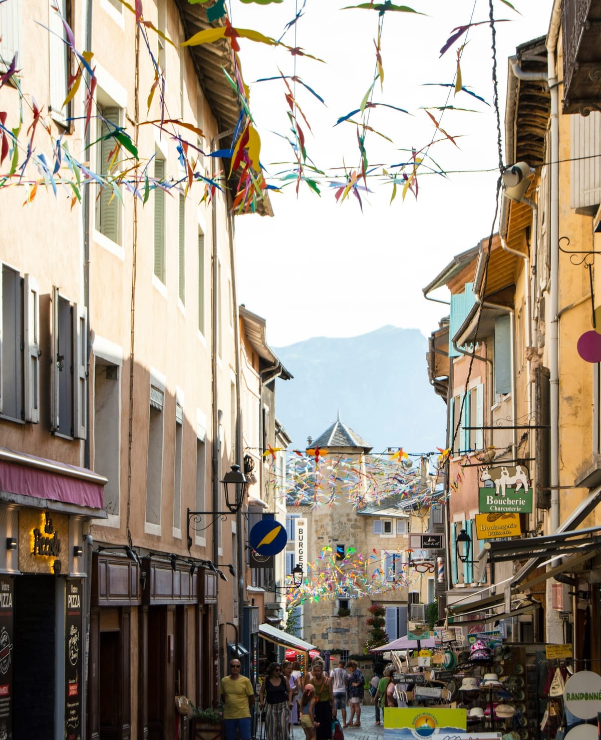 Embrun ville nichée au coeur des Hautes-Alpes 